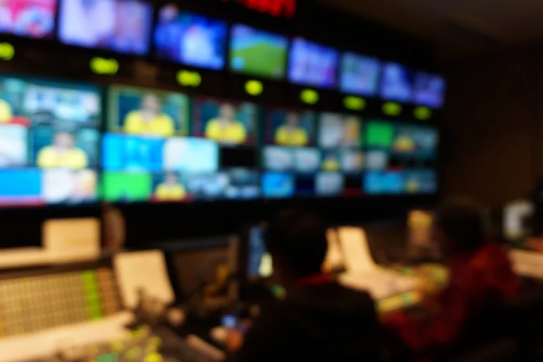 Populær tv-familie hastet til hospitalet efter tragisk bilulykke: 3 døde på stedet og flere i kritisk tilstand