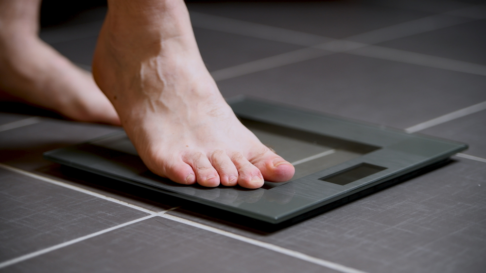 Male,Feet,On,Glass,Scales,,Men's,Diet,,Body,Weight,,Close