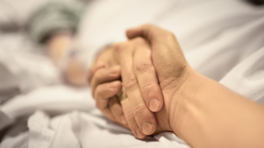 Kvinde gav sin mand en drink: Kort efter fandt hun ham død i sengen