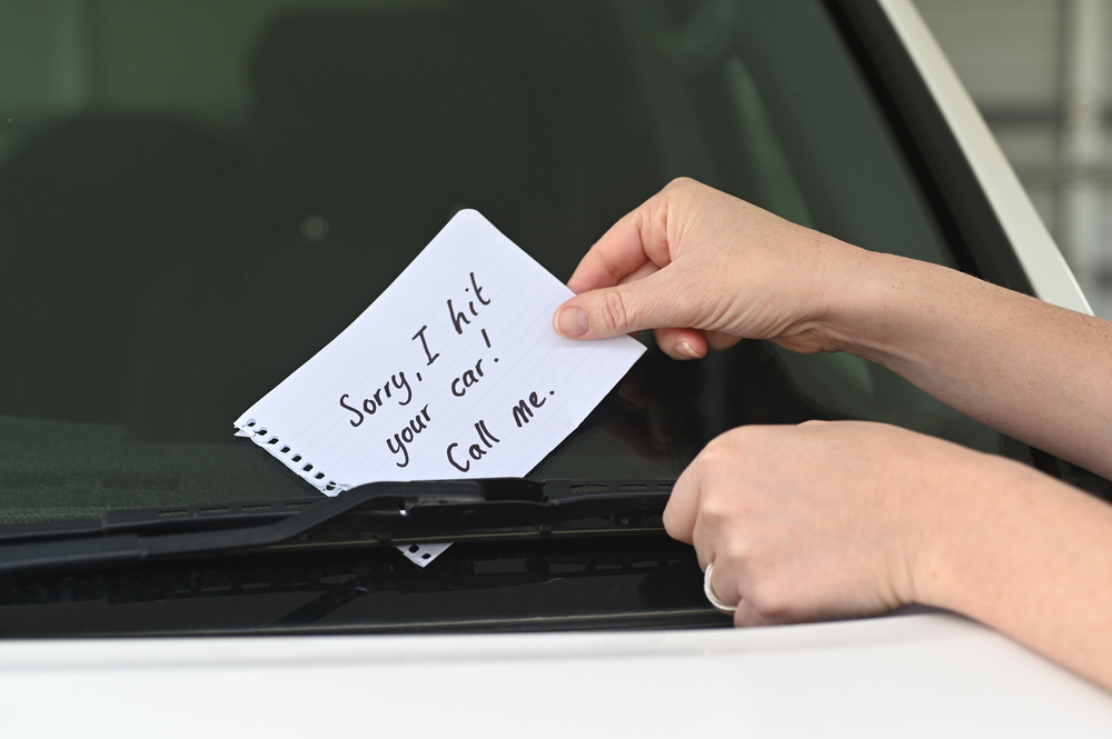 Leaving note, sorry, hit car, bilulykke, undskyld, efterlade note
