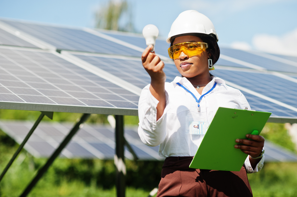 African,American,Technician,Check,The,Maintenance,Of,The,Solar,Panels,Green Technology,Grøn omstilling