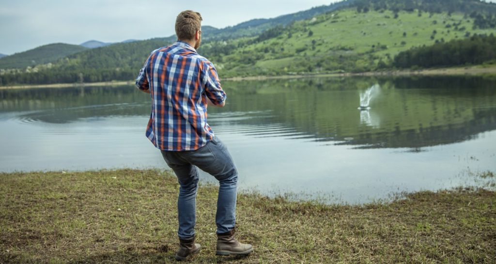 A,Young,Man,Skipping,A,Stone,On,Lake,Water - slå smut