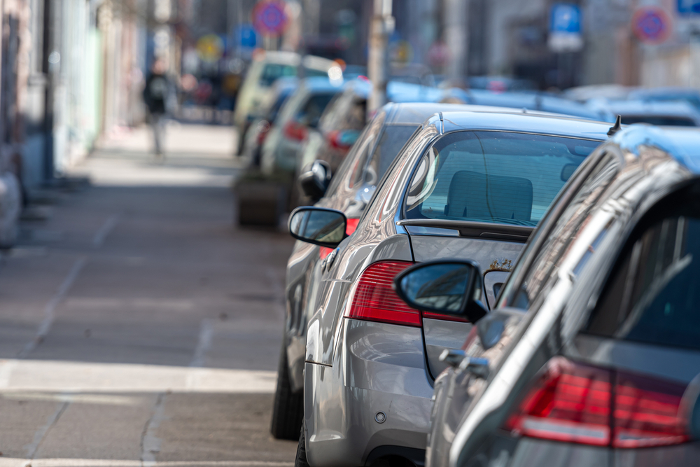 Rows of parked cars on the pavement, parkerede biler