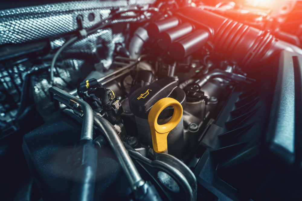 Engine,Compartment,Under,Car,Hood,With,Emphasis,On,Oil,Dipstick,motor,olie,mekaniker