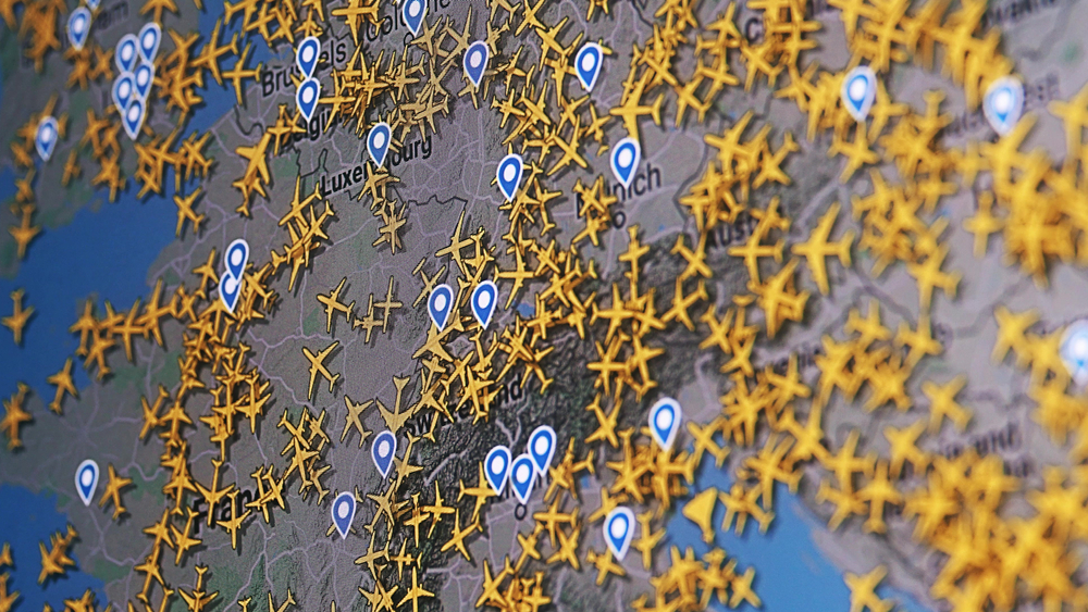 Busy,Air,Traffic,Over,Map,Of,Europe,Flytrafik,Europa