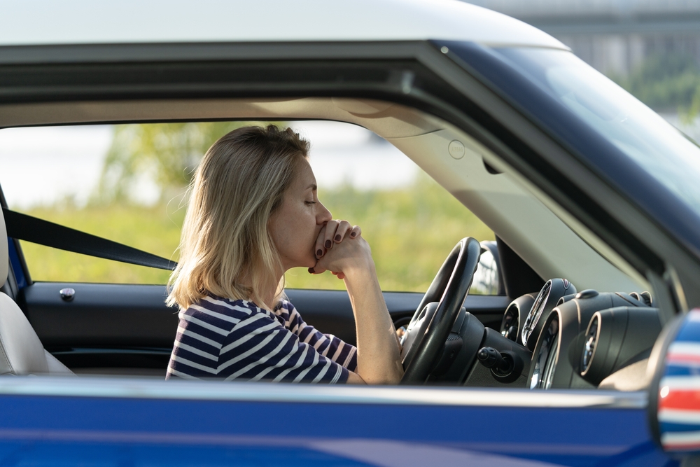 Young, female, driver, frustrated, annoyed, sad, frustret, trist, irriteret, kvindelig bilist