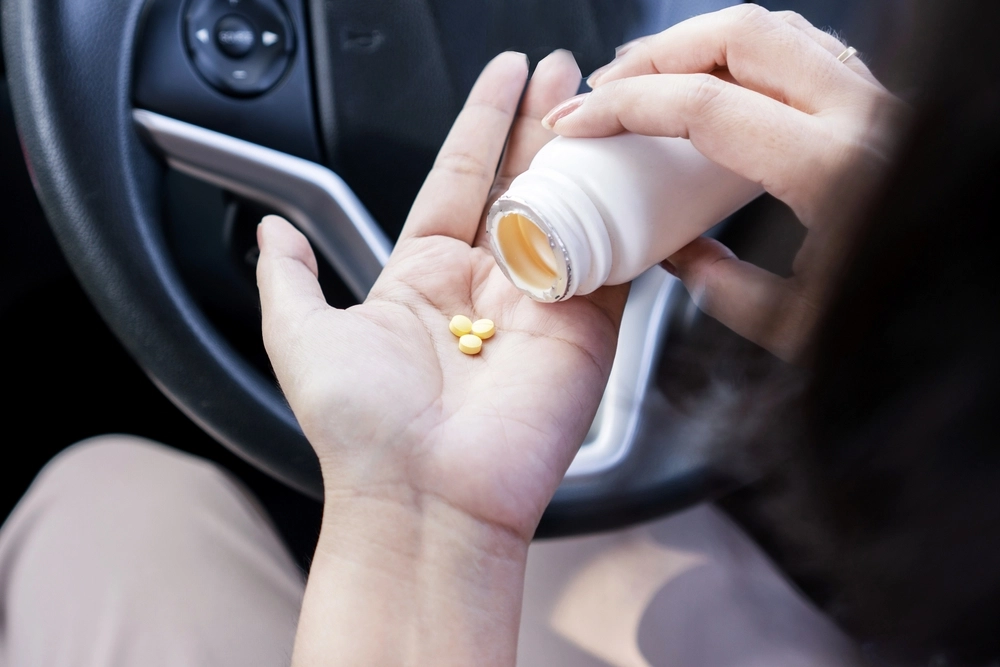 Closeup,Woman,Hand,Taking,Antihistamines,Or,Allergy,Medicine,Before,Driving,Medicin,Bil