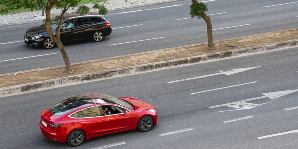 Tesla, elbil, electric vehicle, biler, cars, highway, driving