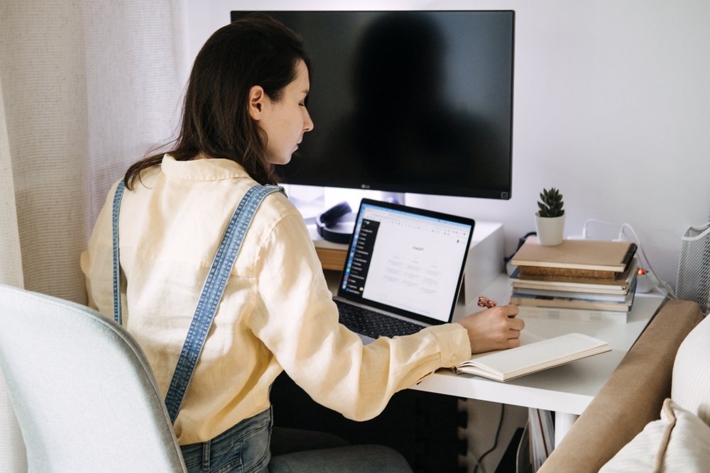 Woman working, laptop, computer, ChatGPT, AI, kvinde, arbejde, writer, skribent