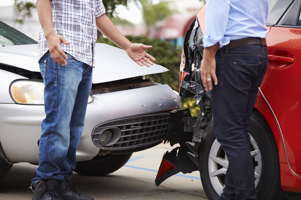 Two,Drivers,Arguing,After,Traffic,Accident, diskussion efter biluheld, bilulykke