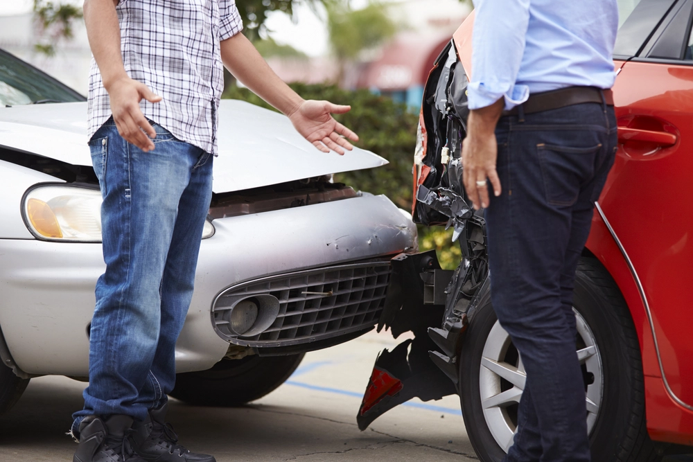 Two,Drivers,Arguing,After,Traffic,Accident, diskussion efter biluheld, bilulykke