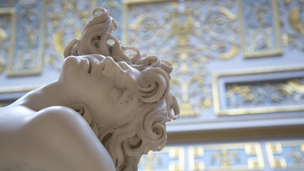 statue