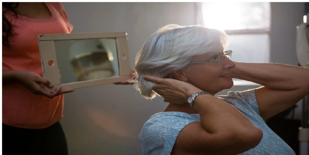 Frisør deler tip om den mest elegante og ungdommelige frisure til kvinder over 50 år