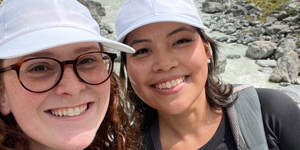 Kvinde fejrer sin forlovelse med sin bedste veninde: Anede ikke, at hun ville være væk få dage senere