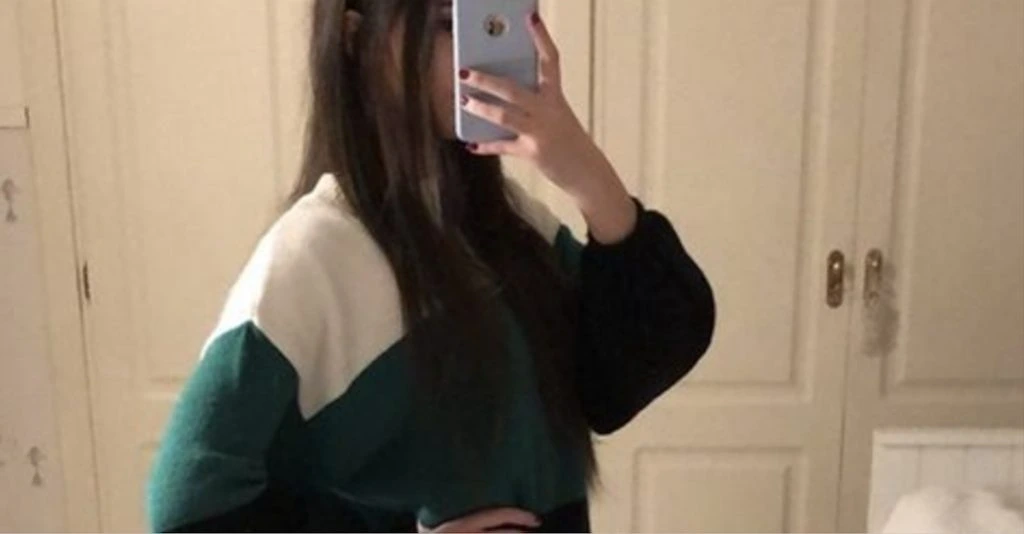 Ung kvinde tager selfie i spejlet: Da hun deler den på nettet, spærrer folk øjnene op over hendes ben