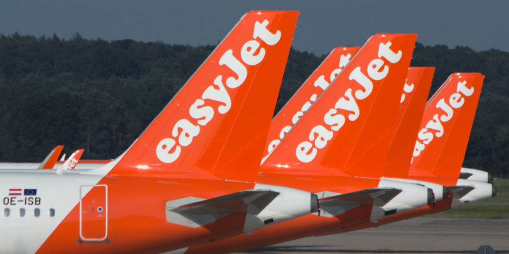 Flypassager ser mand med solbriller på easyJet-fly: Så går det op for hende, hvem han er