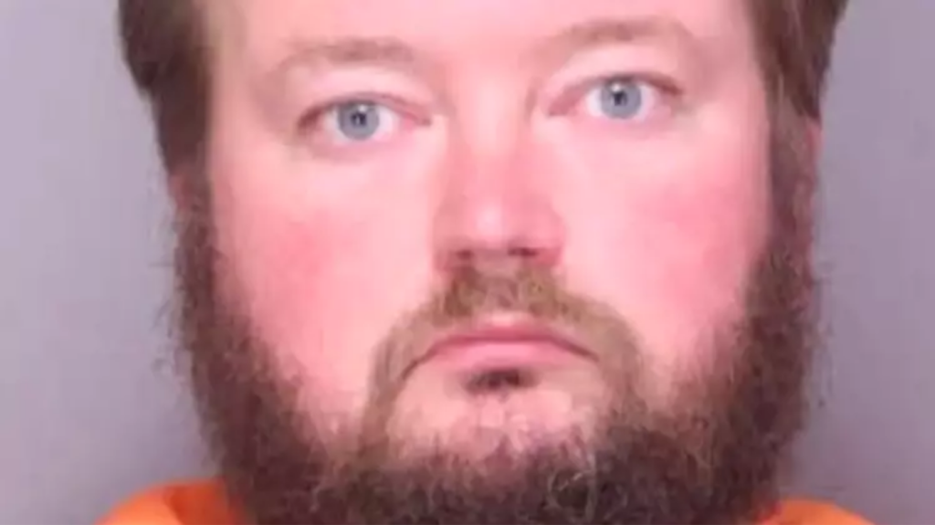 Lærerassistent anholdt: “Prutte-spray” kostede skole 380.000 kroner i bøde