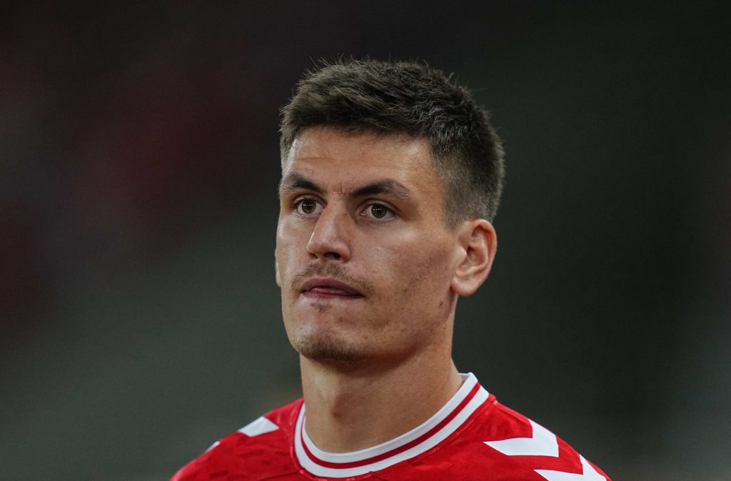 Panik i Tyskland: Joakim Mæhle kørt væk i ambulance