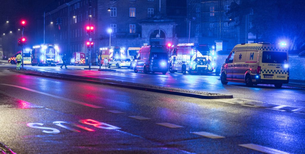 18 personer hastet til hospitalet efter alvorlig busulykke: Bragede ind i mur natten til søndag