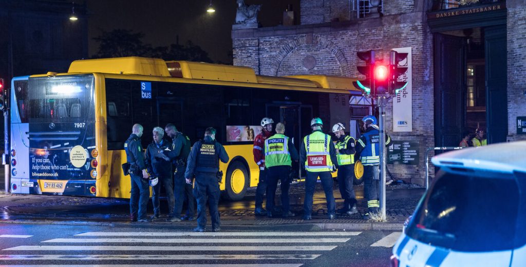 18 personer blev hastet til hospitalet efter busulykke natten til søndag: Nu er der er skræmmende nyt