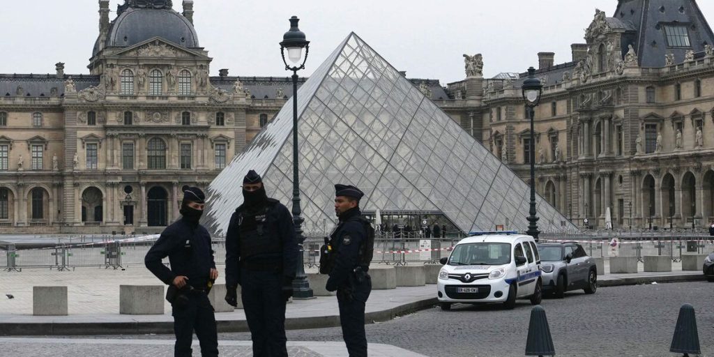 Stort røveri på Louvre: Uvurderlige juveler stjålet