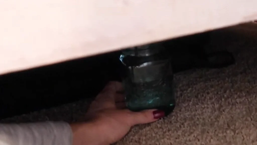 «Hver vinter legger jeg et glass med salt under sengen min: Når du ser hvorfor, vil du gjøre det samme»