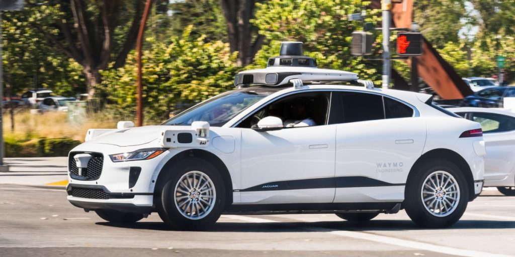 Selvkørende taxaer ruller ud på vejene i 2026