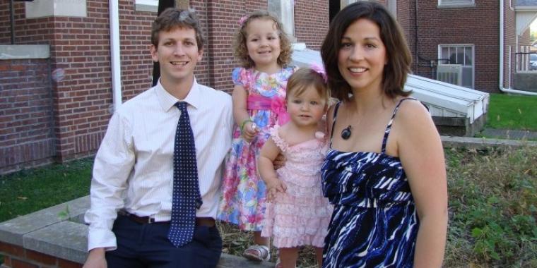 Tjener forsøger at tvinge Laura til at betale for mad, hun ikke skal have: 4-årig datter efterlader ham lamslået