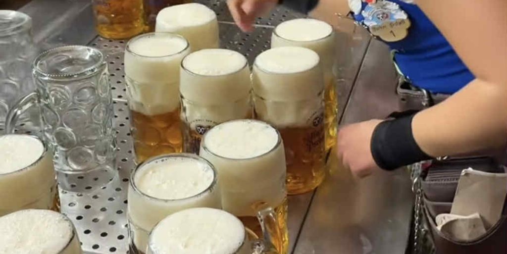 Tjener ved oktoberfest afslører sin løn: Betales per servering