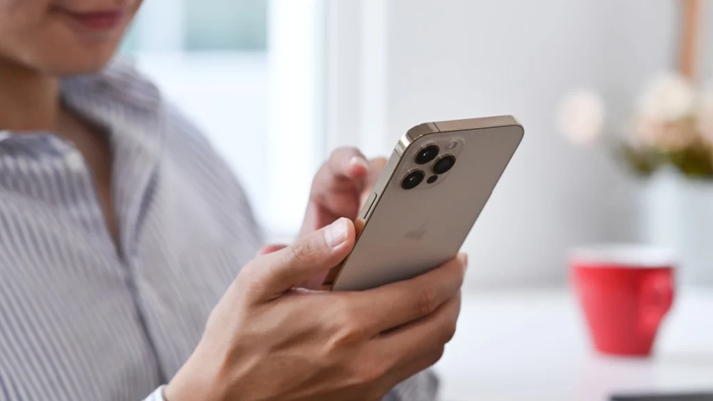 Mobiltelefonen din registrerer alt du sier: Slik setter du en stopper for det