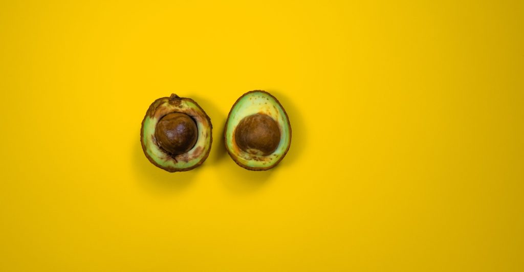 Bad avocadoes, yellow background, dårlige avokadoer, overripe, avocado, avokado, half avocado