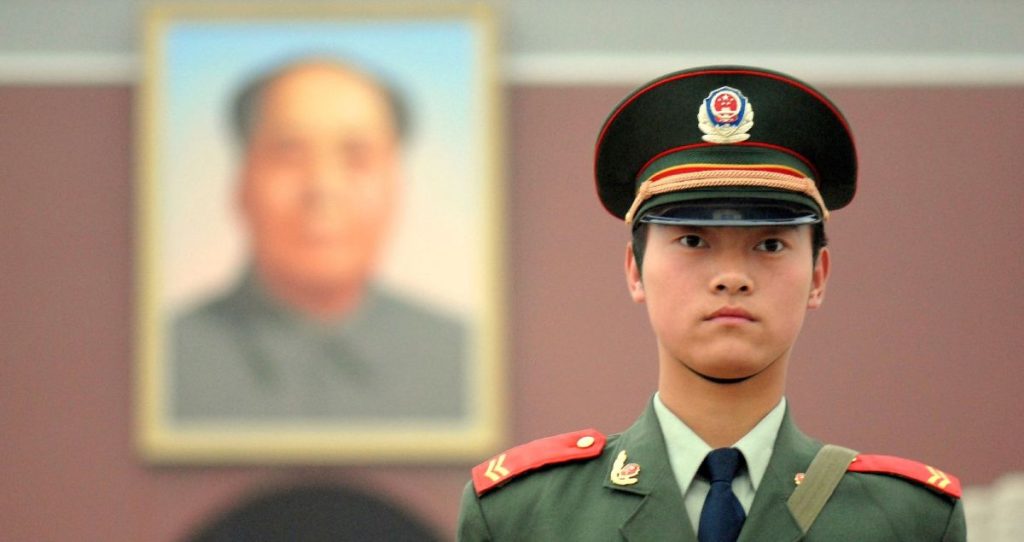 Chinese_soldier_on_Tienanmen_Square