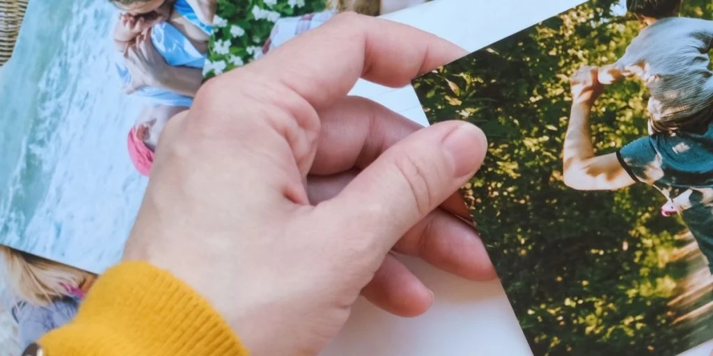 Da Sofie åbnede mormorens fotoalbum, fandt hun sandheden, ingen havde talt om