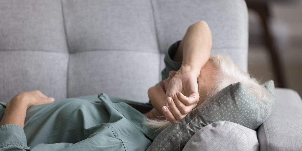 ældre senior kvinde træt