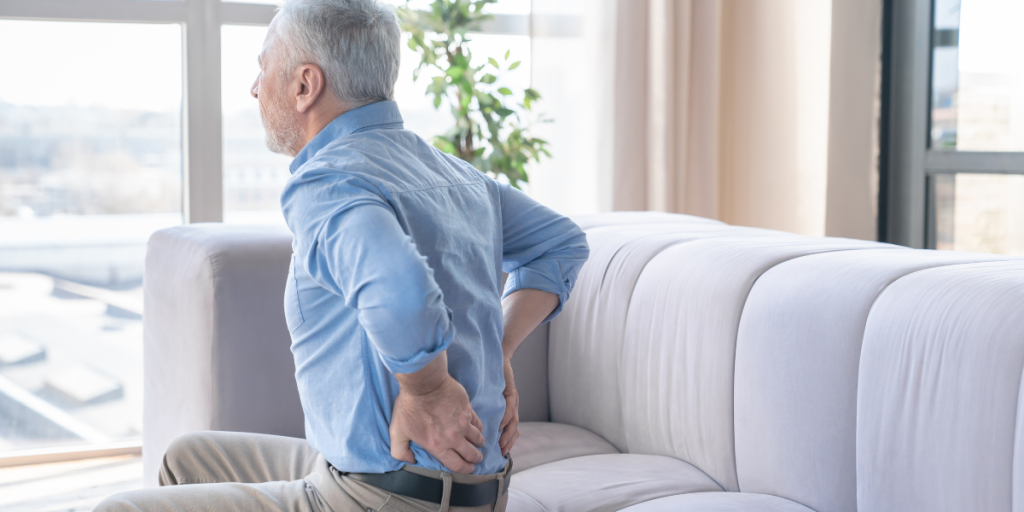 rygsmerter lænd ældre senior mand