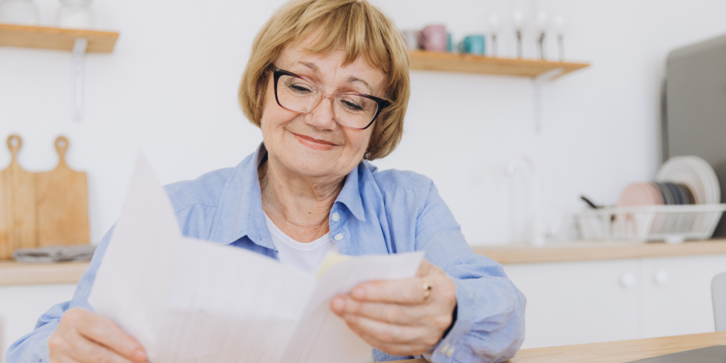 elderly money penge økonomi ældre senior kvinde