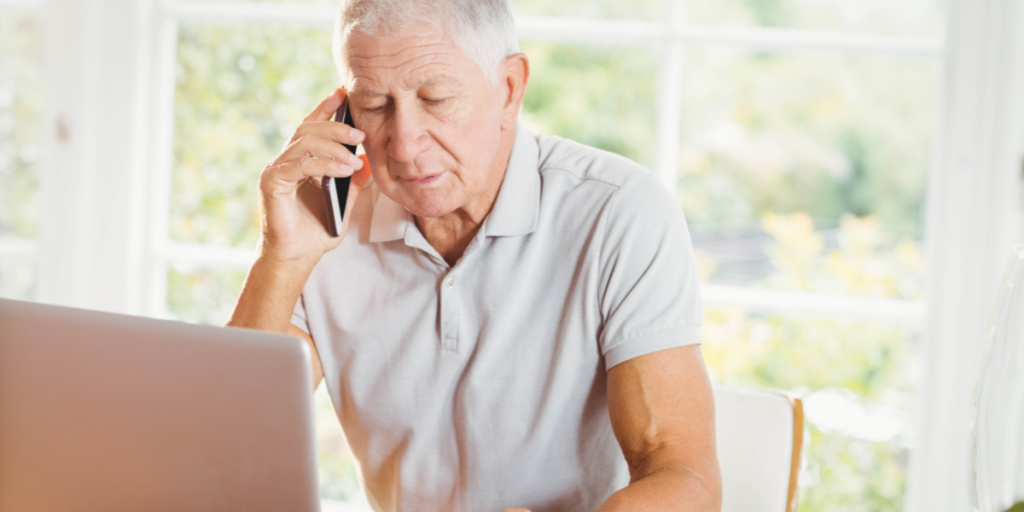elderly man senior ældre pensionist telefon