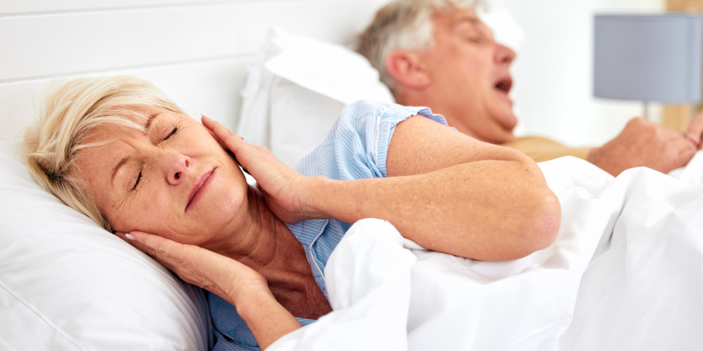 Snorke sove elderly senior par