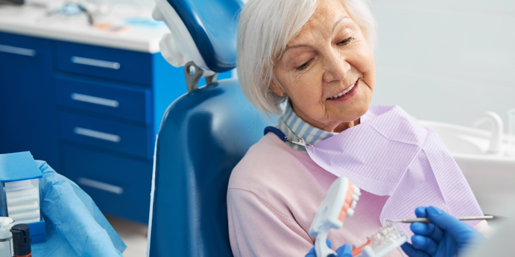 tandlæge implantat tænder teeth elderly ældre senior