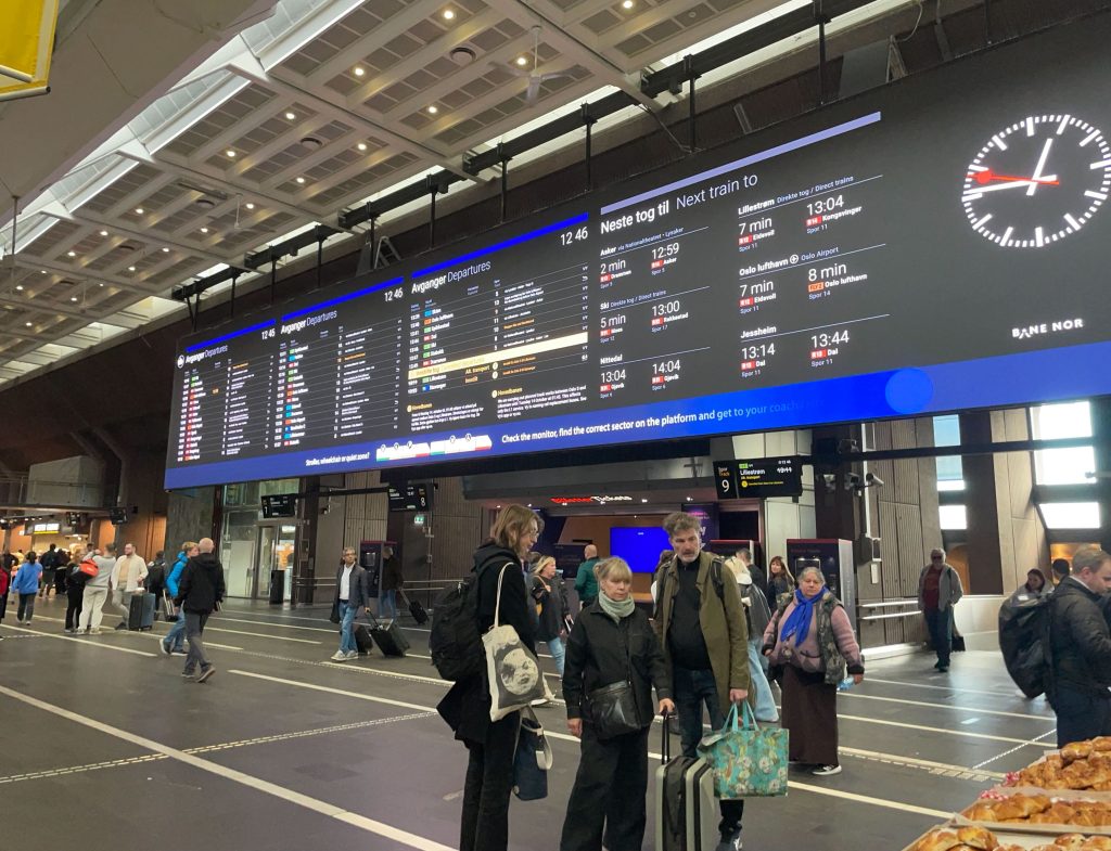 Oslo S trainstation, jernbanetorget, tog