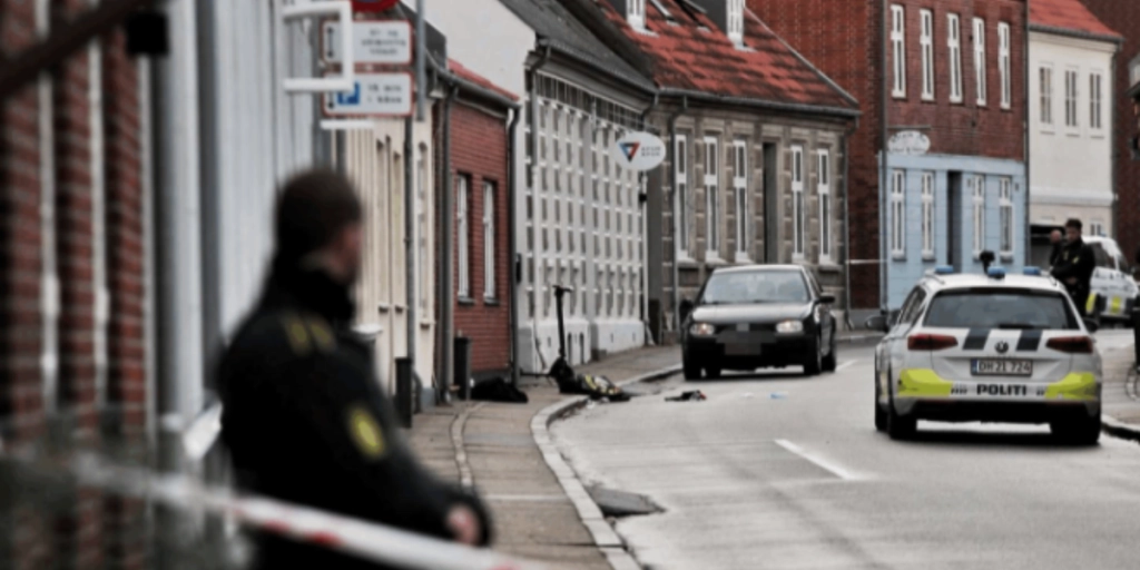 Politi og ambulancer massivt til stede: “Der ligger tøj indsmurt i blod”