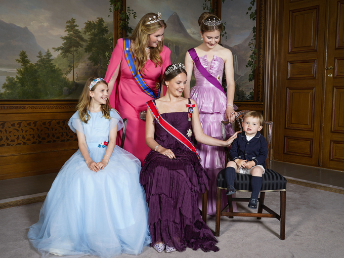 Prinsesse Ingrid Alexandras 18-årsdag i 2022, Foran fra venstre: Prinsesse Estelle av Sverige, Prinsesse Ingrid Alexandra og Prins Charles av Luxembourg. Bak står Prinsesse Catharina-Amalie av Nederland og Prinsesse Elisabeth fra Belgia.