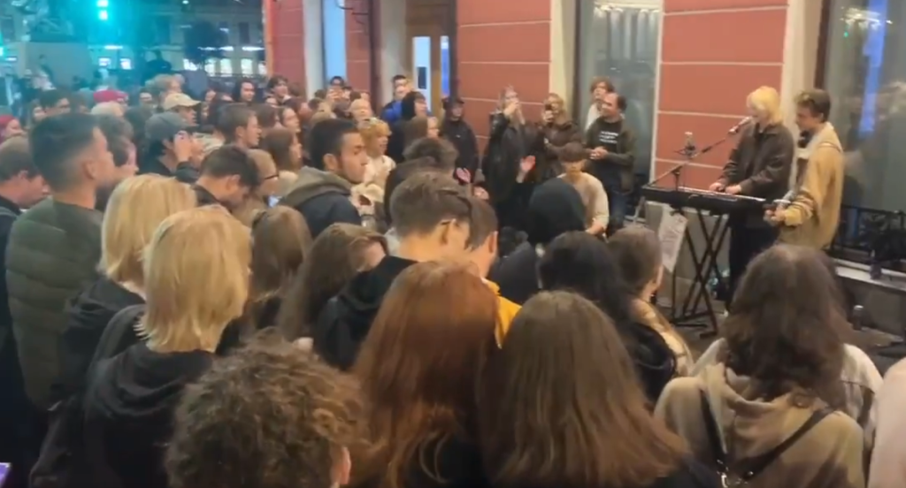Young Russians flood the streets in protest: “When the czar dies, we’ll dance again”