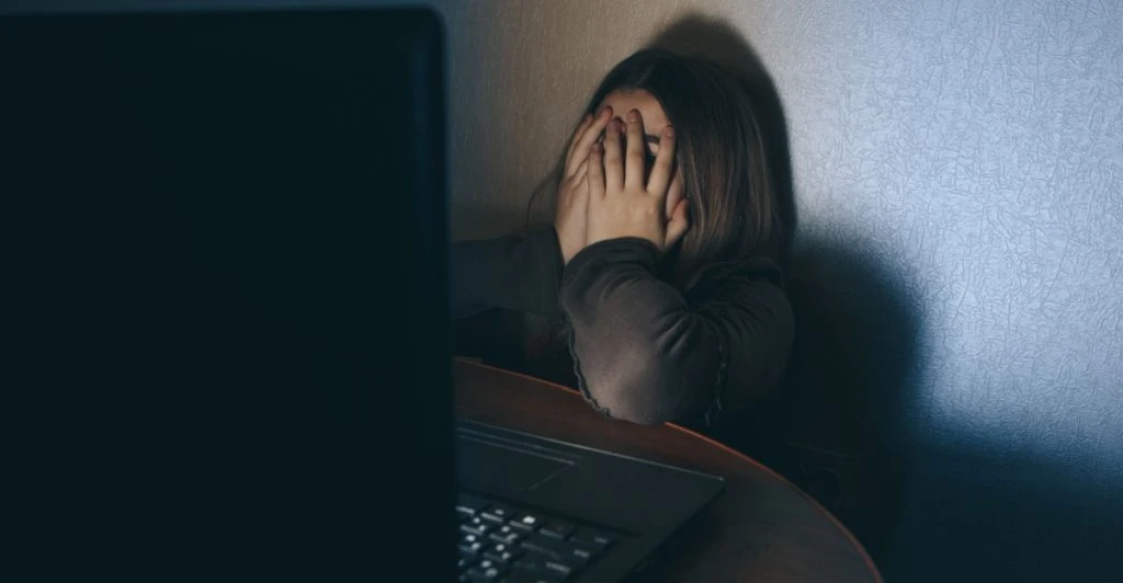 Girl being blackmailed, mobbad