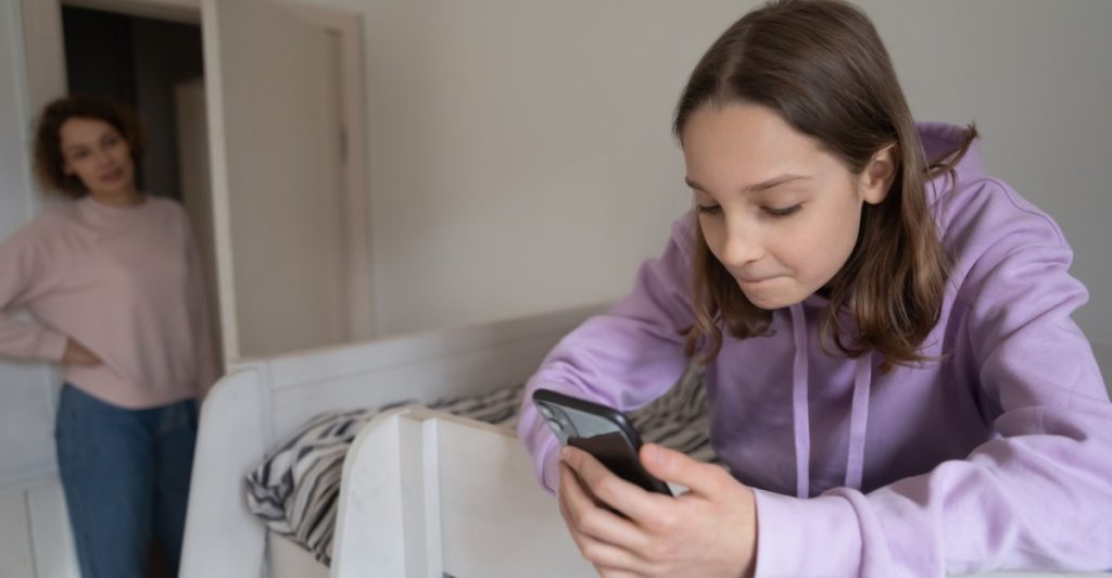 Parent, förälder, ungdom med mobil