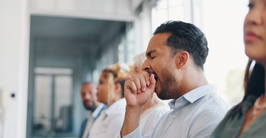 Yawning, bored, tråkigt möte, man gaber