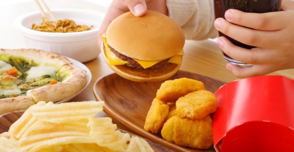 Unhealthy food, burger, pommes frites