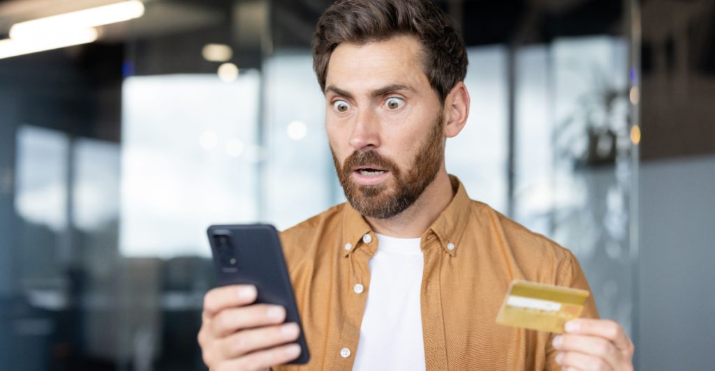 Man ser på mobilen i chock