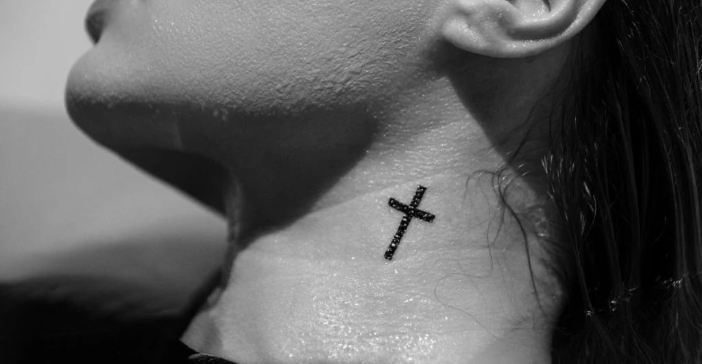 Svart kors tattoo