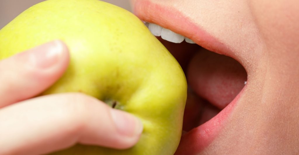 Så påverkas kroppen när du äter ett äpple innan du går och lägger dig